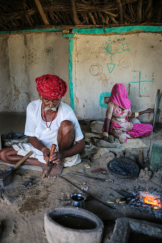 Manvar - Besuch eines Schmieds
Mit den Jeeps besuchten wir einen Schmied und dessen Familie. 
Schlüsselwörter: Indien, Manvar