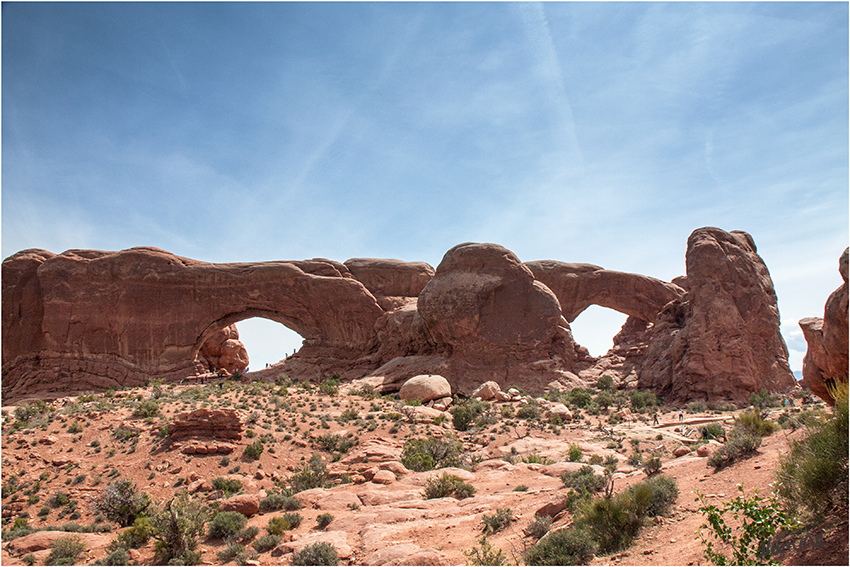 Arches NP
North Window and South Window.
Wie winzig die Menschen im linken Window wirken. Hier kann man gut erahnen wie großartig diese Felsen sind.
Schlüsselwörter: Amerika Arches NP North Window and South Window