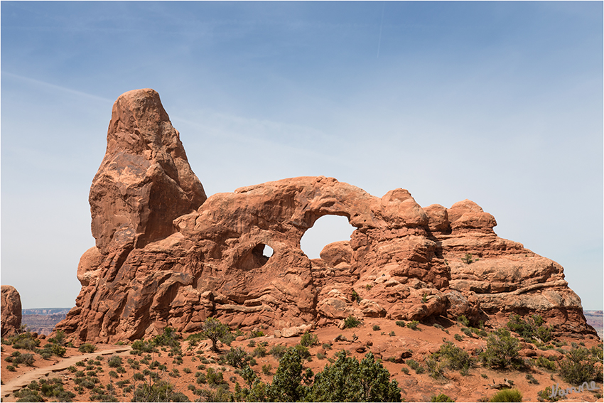 Arches NP
Der Turret Arch liegt gegenüber den Windows und hat seinen Namen von einem turmähnlichen Aufwuchs. Die größte Höhle hier ist Cove of Caves.
laut usatipps.de
Schlüsselwörter: Amerika Arches NP Turret Arch