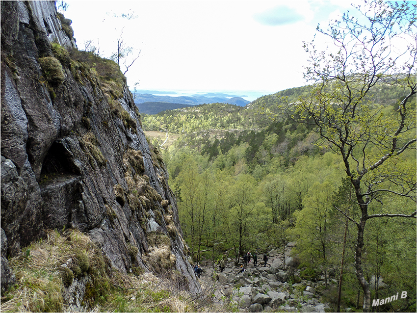 Preikestolen
Der Weg führt erst steil einen Höhenrücken hinauf und dann fast ebenerdig über Bohlenpfade durch morastigen Wald zur Urskarhöhe (418 moh.) und von dort über ein Geröllfeld zum Neverdalsskaretpass (532 moh.) hinauf. An einem kleinen See vorbei erreicht man schließlich über ein mit Treppen und Geländer gesichertes Stück die ungesicherte Plattform.
laut Wikipedia
Schlüsselwörter: Norwegen, Preikestolen