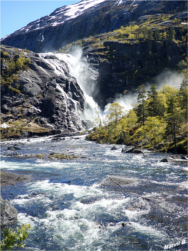 Husedalen
Das Husedalen beginnt in Kinsarvik und zieht sich bis zur Hardangervidda hinauf. Kinsarvik liegt am Sørford, einem Ausläufer des Hardangerfjord in Fjordnorwegen. Ein Gebiet der Kommune Ullensvang in der Region Hordaland. 
Schlüsselwörter: Norwegen