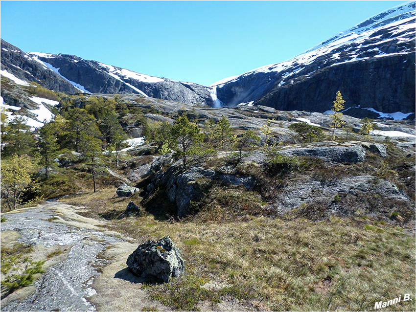 Husedalen
Das Husedalen beginnt in Kinsarvik und zieht sich bis zur Hardangervidda hinauf. Kinsarvik liegt am Sørford, einem Ausläufer des Hardangerfjord in Fjordnorwegen. Ein Gebiet der Kommune Ullensvang  in der Region Hordaland.
Schlüsselwörter: Norwegen