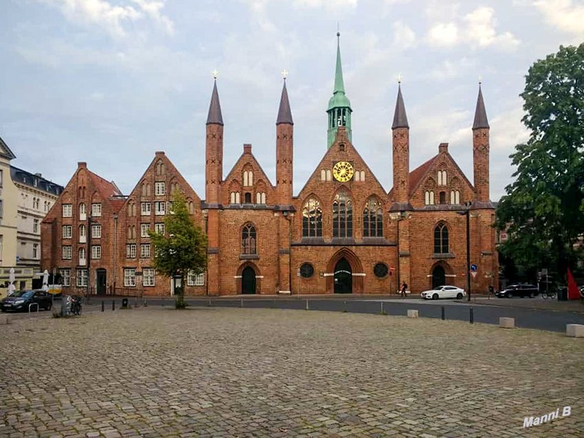 Lübeck
Lübeck ist eine norddeutsche Stadt, die sich durch ihre Bauten im Stil der Backsteingotik auszeichnet.
Heiligen-Geist-Hospital Eine der weltältesten bestehenden Sozialeinrichtungen und Standort eines beliebten Weihnachtsmarkts. lt Wikipedia
Schlüsselwörter: Lübeck