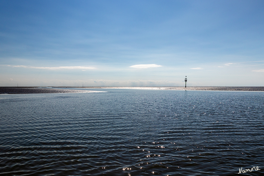 Ein besonderer Ausblick
Im Watt vor Cuxhaven stehen seit den 1970er Jahren sieben Rettungsbaken – u. a. drei an dem 13 Kilometer langen Weg zwischen Duhnen und der Insel Neuwerk (11 km von Sahlenburg). Seither ist trotz der ungefähr 30 Rettungseinsätze pro Jahr kein Wattwanderer mehr ums Leben gekommen. laut Wikipedia
Schlüsselwörter: Cuxhaven