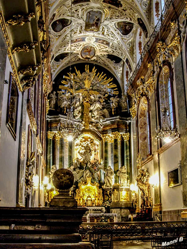 Czestochowaimpressionen
Der wichtigste bauliche Komplex in Częstochowa ist das schwer befestigte Paulinerkloster auf dem als Jasna Góra bekannten Hügel im Westen der Stadt, das während der schwedischen Invasion im Jahre 1655 die mehrwöchige Belagerung von Jasna Góra durch schwedische Truppen überstand. An die Klosterkirche mit barockem Innenraum schließen ein 106 m hoher Klosterturm und eine Kapelle mit der berühmten Ikone der Schwarzen Madonna an. laut Wikipedia
Schlüsselwörter: Polen