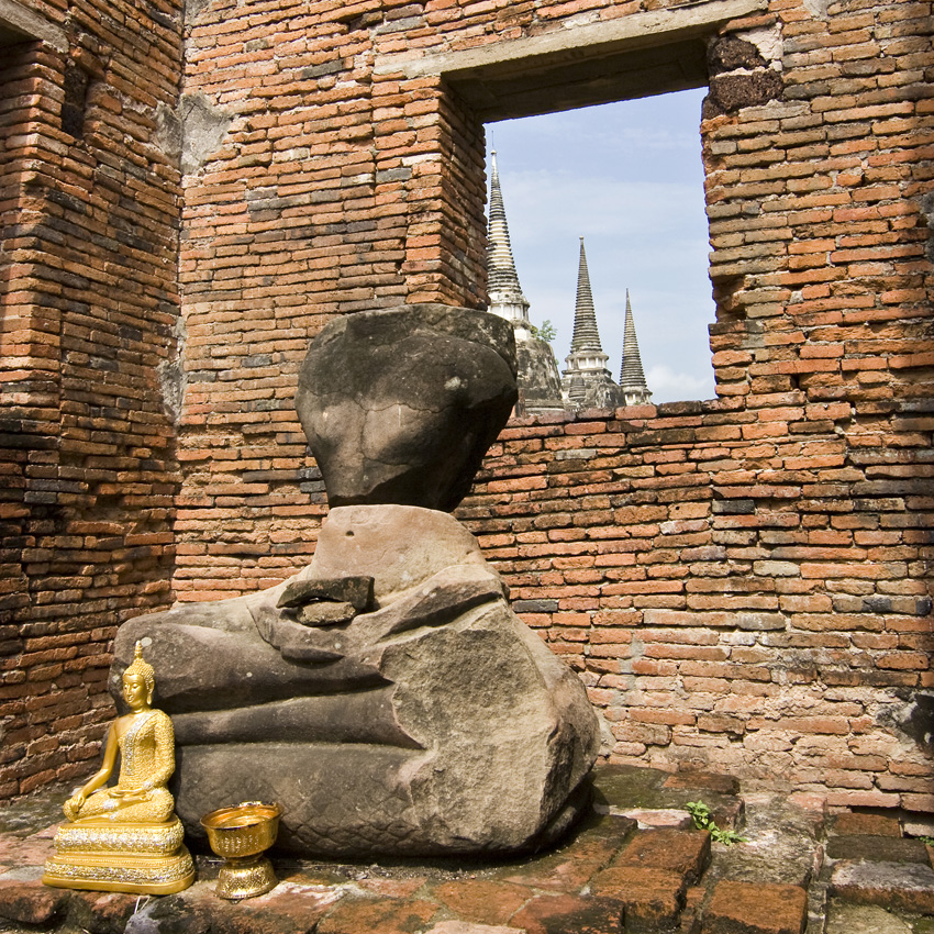 Wat Phra Sri Sanphet
Der Wat Phra Sri Sanphet war Tempel der königlichen Familie und besaß als solcher keinen Sanghawat, also keinen Wohnbereich für Mönche. Der Wat wurde ausschließlich für königliche Zeremonien benutzt.

Im Jahr 1767 eroberten die Birmanen die Hauptstadt Ayutthaya und begannen die weitgehende Zerstörung und Plünderung der zahlreichen Tempel und anderer Gebäude, darunter auch des Wat Phra Sri Sanphet. Sie setzten das Gebäude in Brand, um das Gold einzuschmelzen.
Schlüsselwörter: Thailand