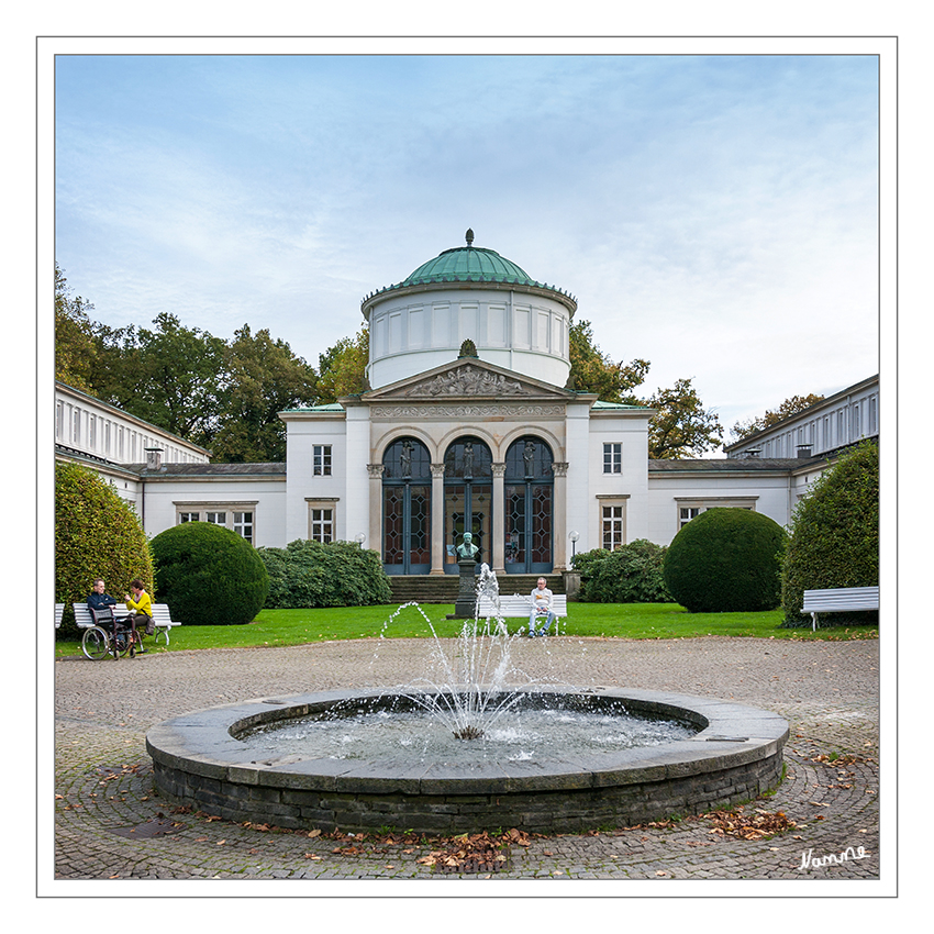 Bad Oeynhausen - Badehaus I
Badehaus I, erbaut 1852 bis 1857 nach Plänen von Robert Ferdinand Cremer und Karl Ferdinand Busse
laut Wikipedia
Schlüsselwörter: Bad Oeynhausen Kurpark Badehaus