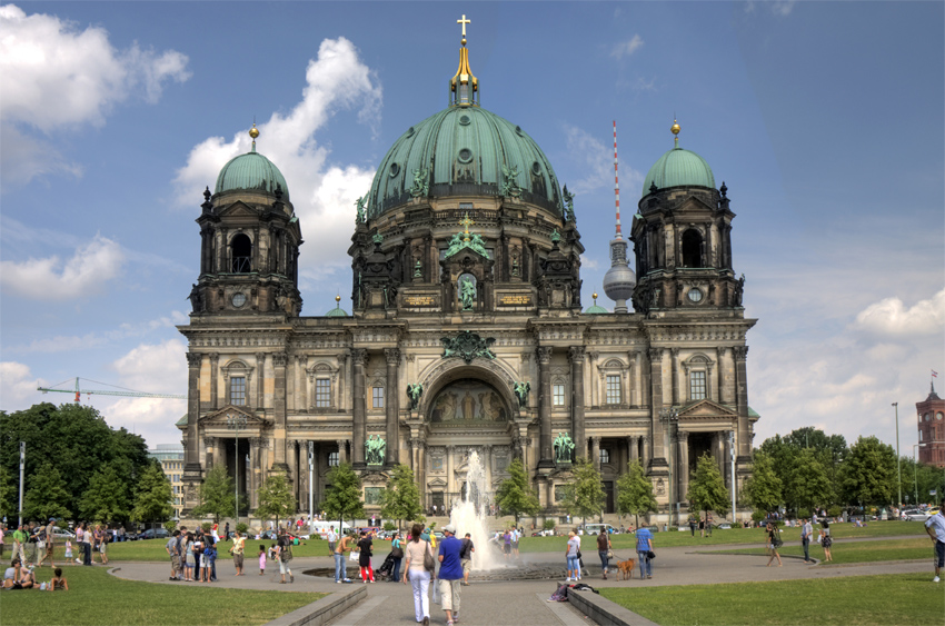 Berliner Dom
von Blickrichtung Lustgarten
Der Berliner Dom (eigentlich Oberpfarr- und Domkirche zu Berlin) ist eine evangelische Kirche auf dem nördlichen Teil der Spreeinsel, der hier Museumsinsel genannt wird, im Ortsteil Mitte (Bezirk Mitte) von Berlin.
Schlüsselwörter: Berliner Dom