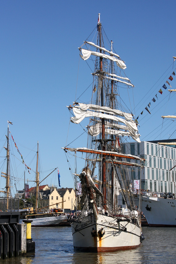 Einfahrt in die Schleuse
Lütte Sail 2008
Bremerhafen
Schlüsselwörter: Bremerhafen     Lütte Sail    2008