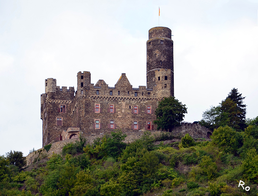 BURG MAUS 
(auch Thurnberg oder Deuernburg) über dem Ort Wellmich

wurde unter dem Namen "Peterseck" von dem Trierer Erzbischof Boemund II. zwischen

1353 und 1357 begonnen und zwischen 1362 und 1388 von Kuno von Falkenstein vollendet.

 
Schlüsselwörter: Burg Maus