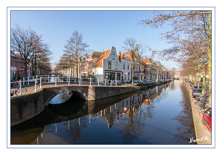 Grachten von Delft
wurden in der ursprünglichen Planung der Stadt berücksichtigt. Sie dienten als Verteidigungs- und Versorgungslinien, über die Waren, Menschen und Vorräte transportiert werden konnten.
Schlüsselwörter: Holland Delft Grachten