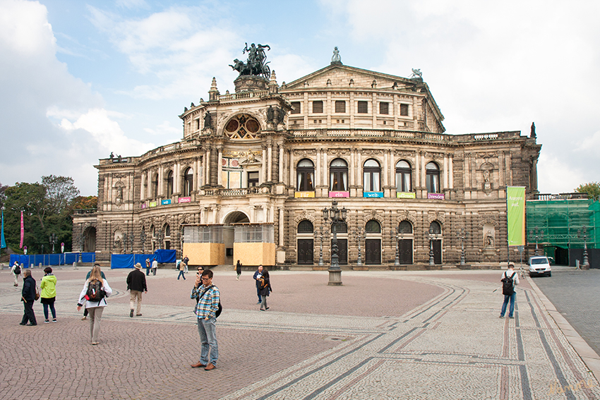 Dresden - Semperoper
Für Dresden ist die Semperoper zum Symbol für die Stadt geworden. Weltweit ist das Opernhaus ein Inbegriff für unvergleichliche Opernkunst. laut dresden-reisefuehrer
Schlüsselwörter: Dresden, Semperoper