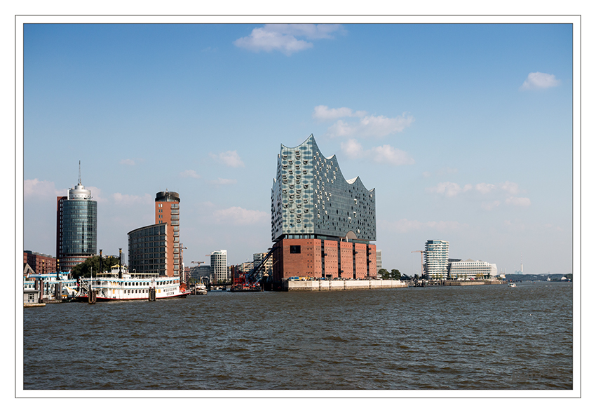 Hamburg - Elbphilharmonie
Auf dem Sockel des ehemaligen Kaispeichers an der westlichen Spitze der Hafencity erhebt sich der gläserne Neubau mit seiner kühn geschwungenen Dachlandschaft. Er birgt zwei Konzertsäle, ein Hotel und Appartements. Auf der Schnittstelle zwischen Speicher und Neubau befindet sich eine großzügige, öffentlich zugängliche Plattform – die Plaza.
Schlüsselwörter: Hamburg, Elbphilharmonie