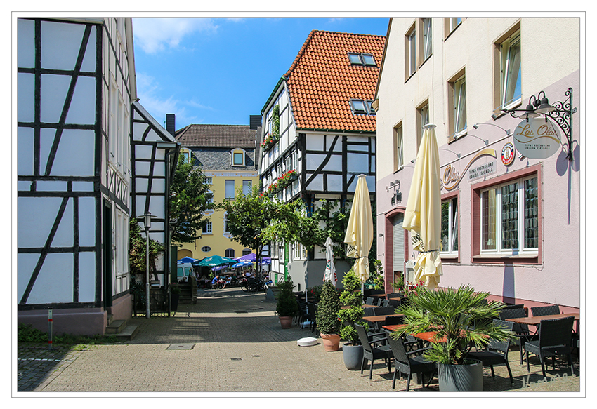 In den Gassen
Die alten Häuser sind begehrte und wertvolle Immobilien.
In der Altstadt befinden sich auch viele Kneipen und Gaststätten. Einmal im Jahr findet im Sommer in Hattingen ein Altstadtfest mit Livemusik und vielen Ständen statt.

Schlüsselwörter: Hattingen