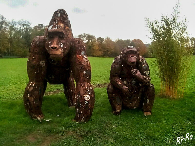 Gorilla und Schimpanse
Skulpturen aus recyceltem Metall sind eine besondere Facette in Zimbabwes Kunstszene. Alte Metalle u. Schrott erwachen durch die Schaffenskraft ambitionierter Künstler zu neuem Leben. (shona-art)
