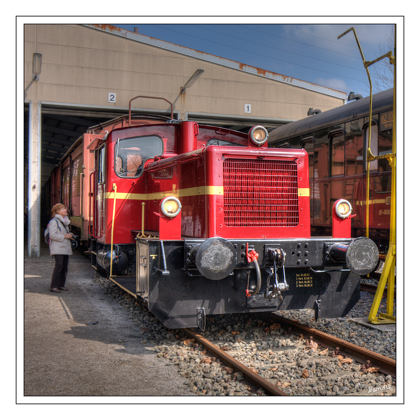 Mensch und Technik
Wie klein doch eine Person wirkt neben eine Diesellok
Schlüsselwörter: Eisenbahnmuseum  Bochum