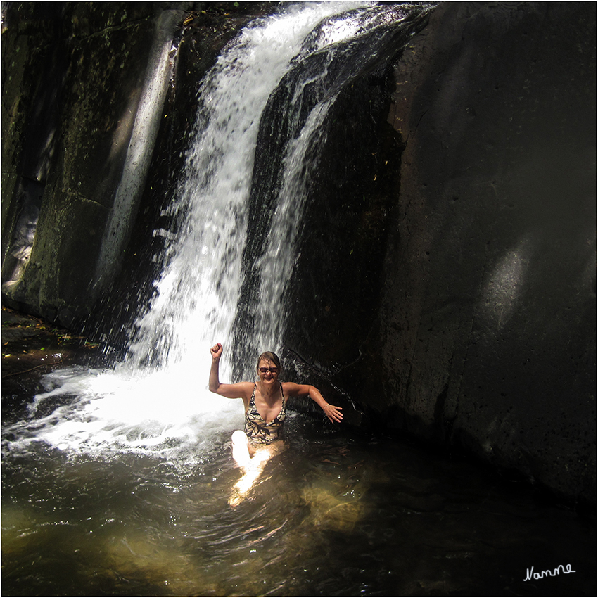 Nationalpark Kaeng Krachan
Pala-u Wasserfälle
Überall um mich herum schwimmen und drehen sich die Fische wie verrückt und schnappen nach irgendwelchen Sachen im Wasser. Es hat mich eine große Überwindung gekostet ins Wasser zu steigen.
Schlüsselwörter: Nationalpark Kaeng Krachan