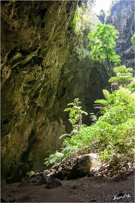 Phraya Nakhon Höhle
Zum Größenvergleich bitte mal unten links die kleinen Menschen suchen.
Schlüsselwörter: Nationalpark Sam Roi Yod