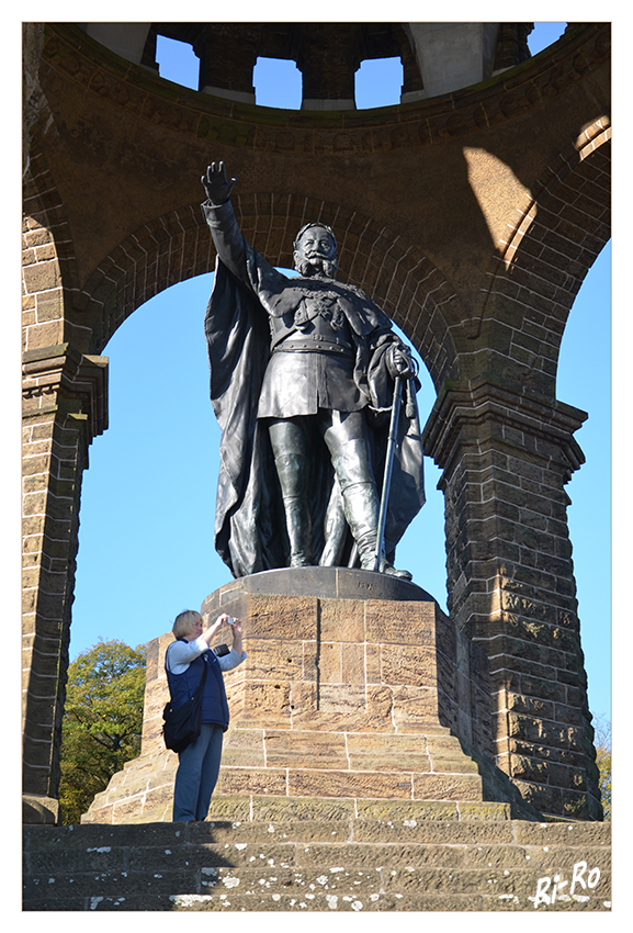 Kaiser-Wilhelm-Denkmal 
bei der Stadt Porta Westfalica im nordrhein-westfälischen Kreis Minden-Lübbecke ist ein Kaiser-Wilhelm-Denkmal oberhalb dem Weser-Durchbruchstal Porta Westfalica, dem „Tor nach Westfalen“.
laut Wikipedia
Schlüsselwörter: Porta Westfalica Kaiser-Wilhelm-Denkmal