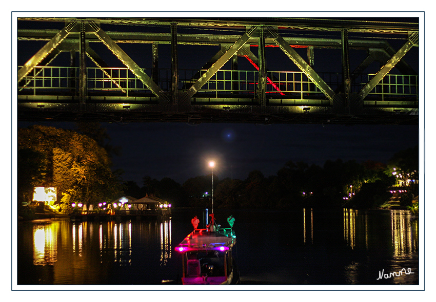 Die Brücke am Kwai
Illuminiert am Abend. Die legendäre Brücke wurde nach dem Fluss Kwai Noi benannt, über welchem sie 1942 errichtet wurde. 
Schlüsselwörter: Thailand Brücke Kwai