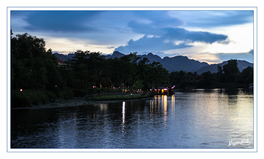 On the River
Bootstour zur Brücke am Kwai bei Sonnenuntergang.
Schlüsselwörter: Thailand Bootstour