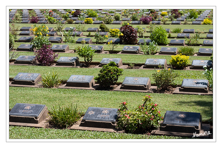 Heldenfriedhof Don-Rak
Sie gedenkt der 6.982 australische, holländische und britische Kriegsgefangene, die während der Konstruktion der Todesbahn ihr Leben liesen. Jedem Gefallenen wurde zum Gedenken ein Grabstein mit seinem Namen errichtet. Die sterblichen Überreste sind aber nicht hier beerdigt.
Schlüsselwörter: Thailand Heldenfriedhof River Kwai