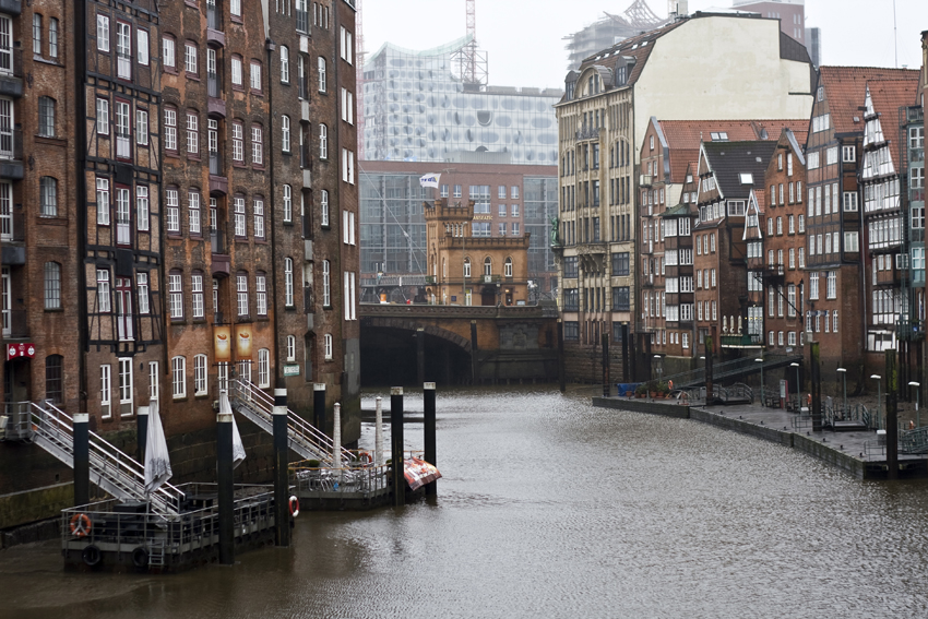 Impressionen aus Hamburg
Leider war an dem Wochenende nur eines angesagt.
Dauerregen, mal mehr mit viel Wind, mal nur Nieselregen. Die Sonne liess sich überhaupt nicht blicken. Deshalb auch keine schöne Lichtstimmung, was der Stimmung bei uns aber nichts anhaben konnte.
Schlüsselwörter: Hamburg