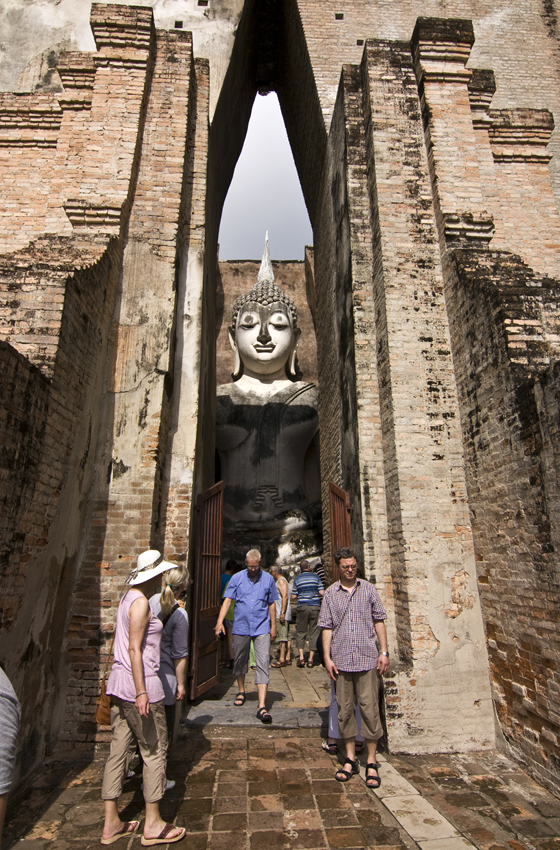 Wat Si Chum
Das auffälligste Merkmal des Tempels ist das große massive Gebäude (Mondop). Ein einziger schmaler Schlitz, fast die gesamte Höhe des Mondop, ist alles, was die Struktur durchdringt. Durch diesen engen Eingang hat man einen Blick aufs innere mit dem großen Buddha.
Schlüsselwörter: Thailand