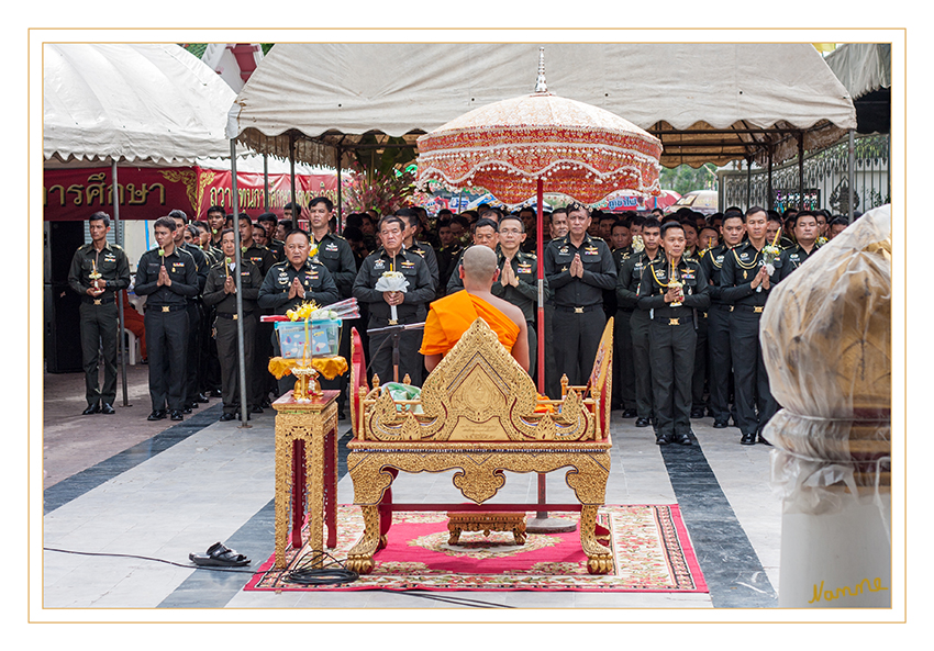 Wat Phra Sri Mahathat
Der Visakha Bucha Tag ist ein Tag der Freude und des Glückes.
Meditation und Gebete werden mehrmals während des Tages gehalten.
Die Umrundung eines Chedi im Tempel dient der inneren Einkehr und soll die Seele reinwaschen. Opfergaben vor den Buddhastatuen werden in Form von Geld, Lotusblumen, Kerzen und Räucherstäbchen erbracht.
Schlüsselwörter: Thailand Tempelfest Wat Phra Sri Mahathat Srimahathat