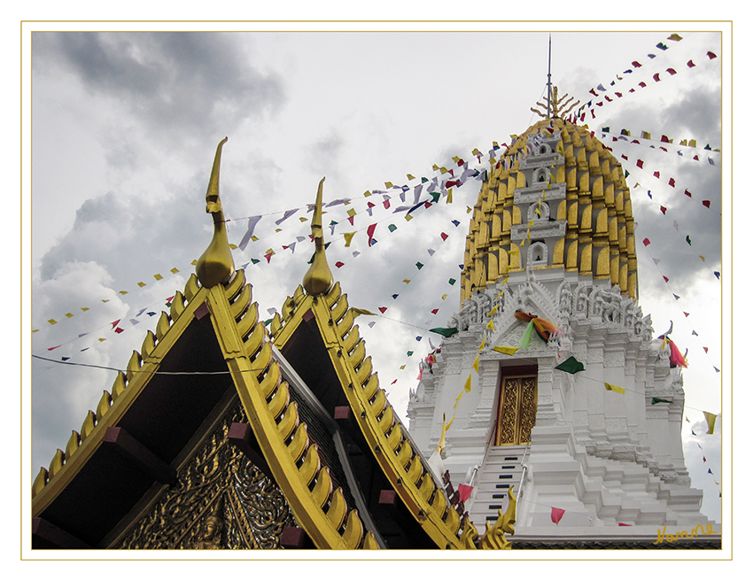 Pagode von Phra Srimahathat
Der Tempel ist größer und wichtiger als andere Tempeln in Phitsanulok. Er ist vermutlich in der Sukothaizeit gebaut und im laufe der Zeit immer wieder renoviert worden.
Schlüsselwörter: Thailand Tempelfest Wat Phra Sri Mahathat Srimahathat