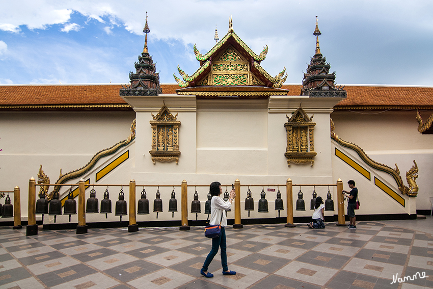 Wat Doi Suthep
Glockenspiel im Vorhof, entlang der äußeren Mauer des Phra Rabieng, die von den Pilgern der Reihe nach mit einem Holz-Klöppel angeschlagen werden können um den Himmel auf die Gläubigen aufmerksam zu machen.


Schlüsselwörter: Thailand Wat Doi Suthep