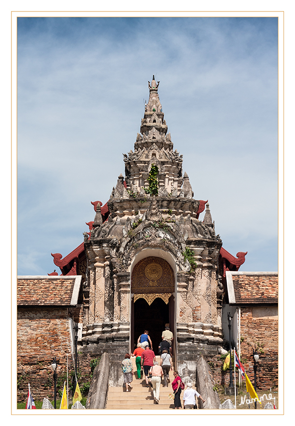 Wat Prathat Lampang Luang
Eine Naga-Treppe führt zum monumentalen Hauptportal
Schlüsselwörter: Thailand Wat Prathat Lampang Luang