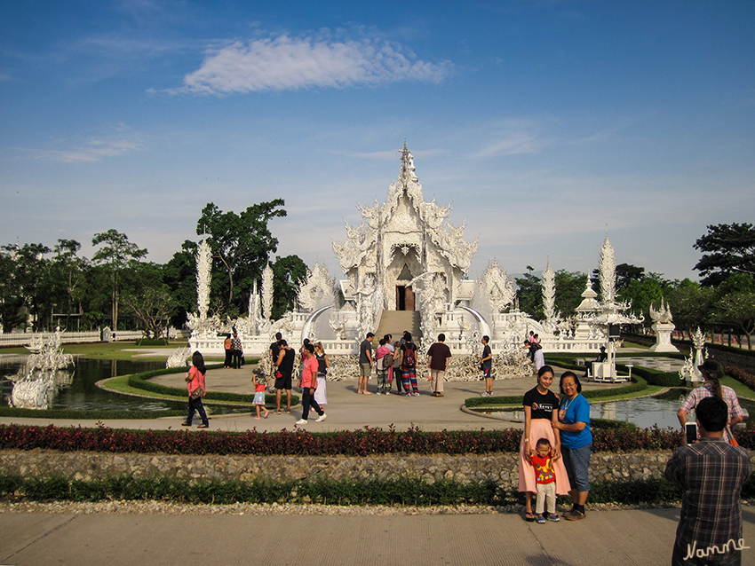 Wat Rong Khun - Weisser Tempel
Die Konzeption des Tempels geht auf den thailändischen Architekten Chalermchai Kositpipat zurück. Durch die weiße Farbe der Mauern und vieler Fenster wirkt der Tempel ungewöhnlich. Weiß ist eine traditionelle Farbe der Trauer in Thailand, hier aber wird sie als Buddhas Reinheit interpretiert und im Glas als Buddhas Weisheit, die hell „über der Erde und dem Universum scheint“.
laut Wikipedia
Schlüsselwörter: Thailand Wat Rong Khun Weisser Tempel