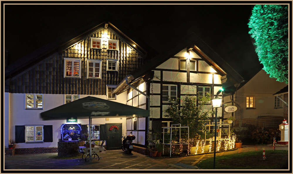 Dezemberfoto "Taverne "Nefeli" in Abendstimmung"
Elise
Schlüsselwörter: 2021