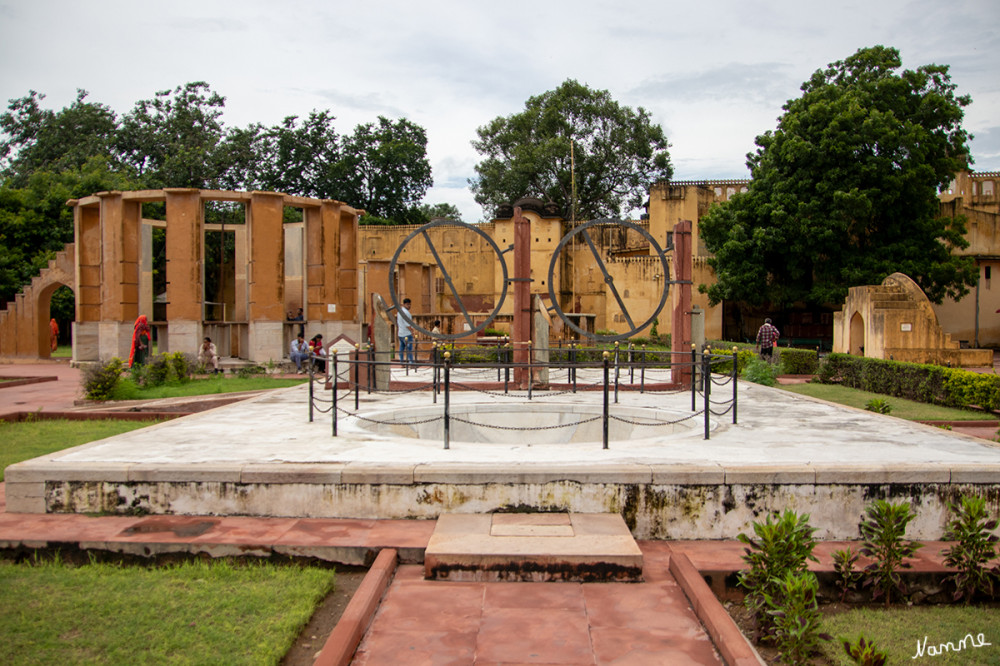 Jaipur Observatorium Jantar Mantar
Das Jantar Mantar (Hindi: जंतर मंतर) ist ein historisches Bauwerk in Jaipur, der Hauptstadt des indischen Bundesstaates Rajasthan. Das vorwiegend in den 1720er und 1730er Jahren zu astronomischen Zwecken errichtete Bauwerk umfasst, neben 18 weiteren übergroßen Instrumenten, unter anderem die mit einer Höhe von 27 Metern weltgrößte steinerne Sonnenuhr und wurde im Jahre 1948 als State Protected Monument in die Liste der indischen Monuments of National Importance aufgenommen lt. Wikipedia
Schlüsselwörter: 2025