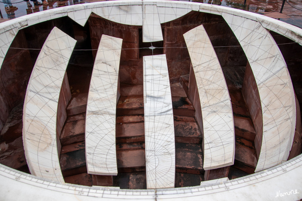 Jaipur Observatorium Jantar Mantar
Das Observatorium besteht aus neunzehn Instrumenten – je nach Quellenlage werden oftmals auch nur 18 Instrumente angegeben –, die der Zeitmessung, der Vorhersage von Sonnenfinsternissen, der Verfolgung der Position wichtiger Sterne auf der Erdumlaufbahn um die Sonne, der Ermittlung der Deklination von Planeten und der Bestimmung der Himmelshöhen und der damit verbundenen Ephemeriden dienen. lt. Wikipedia
Schlüsselwörter: 2024