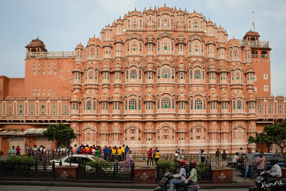 Jaipur Palast der Winde
Hawa Mahal (Hindi हवा महल havā mahal, „Palast der Winde“) ist ein architektonisch außergewöhnliches Bauwerk in der Altstadt von Jaipur, Rajasthan (Indien); es ist ein Teil des riesigen Stadtpalasts der hiesigen Maharadschas. Das den verschwenderischen Lebensstil der Rajputenfürsten dokumentierende Lustschloss ließ Maharadscha Sawai Pratap Singh im Jahr 1799 erbauen, und seither gilt es als eine der Hauptsehenswürdigkeiten Indiens. lt. Wikipedia
Schlüsselwörter: 2024