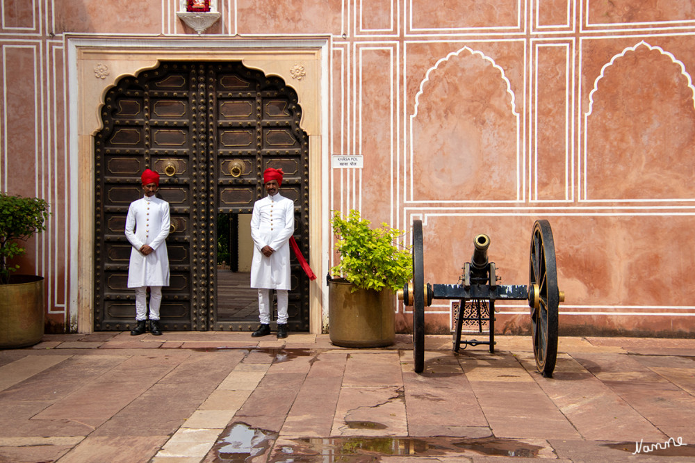 Jaipur Stadtpalast
Der Stadtpalast, Jaipur, wurde zur gleichen Zeit wie die Stadt Jaipur von Maharaja Sawai Jai Singh II gegründet, der 1727 seinen Hof von Amber nach Jaipur verlegte. Jaipur ist die heutige Hauptstadt des Bundesstaates Rajasthan und bis 1949 war der Stadtpalast der zeremonielle und administrative Sitz des Maharaja von Jaipur. lt. Wikipedia
Schlüsselwörter: 2024