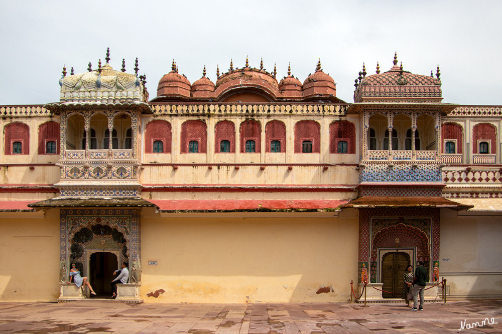 Jaipur Stadtpalast
Im Innenhof vor dem Chandra Mahal stehen die Wahrzeichen des Stadtpalastes: vier wunderschön dekorierte, verzierte Tore. Diese haben die vier Jahreszeiten als Thema und sind mit hinduistischen Gottheiten geschmückt. Sie bieten Zugang zu Chandra Mahal. lt.travelsicht
Schlüsselwörter: 2024