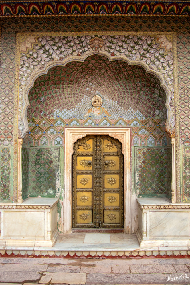 Jaipur Stadtpalast
Im Innenhof vor dem Chandra Mahal stehen die Wahrzeichen des Stadtpalastes: vier wunderschön dekorierte, verzierte Tore. Diese haben die vier Jahreszeiten als Thema und sind mit hinduistischen Gottheiten geschmückt. Sie bieten Zugang zu Chandra Mahal. lt.travelsicht 
Schlüsselwörter: 2024