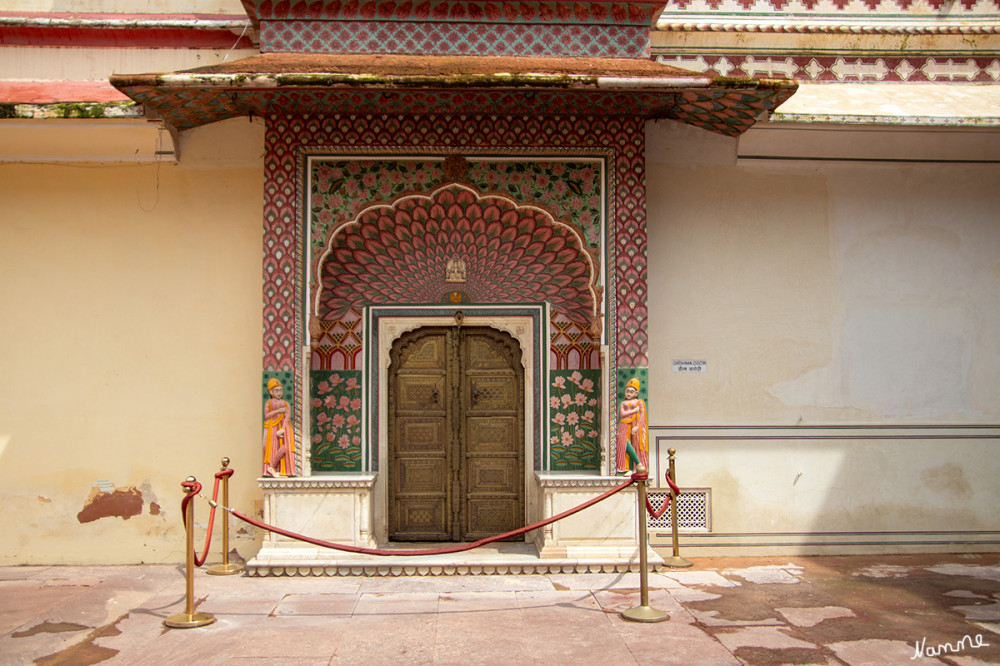 Jaipur Stadtpalast
Im Innenhof vor dem Chandra Mahal stehen die Wahrzeichen des Stadtpalastes: vier wunderschön dekorierte, verzierte Tore. Diese haben die vier Jahreszeiten als Thema und sind mit hinduistischen Gottheiten geschmückt. Sie bieten Zugang zu Chandra Mahal. lt.travelsicht
Schlüsselwörter: 2024