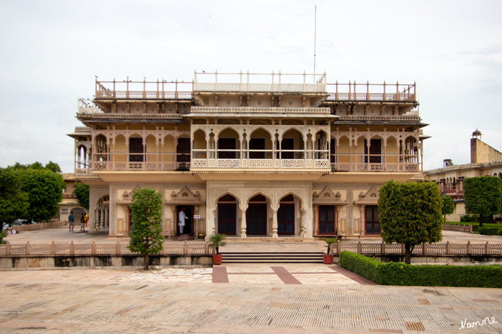 Jaipur Stadtpalast Mubarak Mahal
Sobald du durch das Haupttor eintrittst, siehst du Mubarak Mahal direkt vor dir. Es ist ein atemberaubender Palastkomplex, der symmetrisch mit einer Verschmelzung von Rajput, Mughal und europäischer Architektur erbaut wurde. Im Inneren befindet sich ein Museum (Fotografieren ist nicht erlaubt) mit einer schönen Sammlung alter Münzen, Textilien, Waffen und anderer Artefakte der königlichen Familie von Jaipur. lt. travelsicht
Schlüsselwörter: 2024