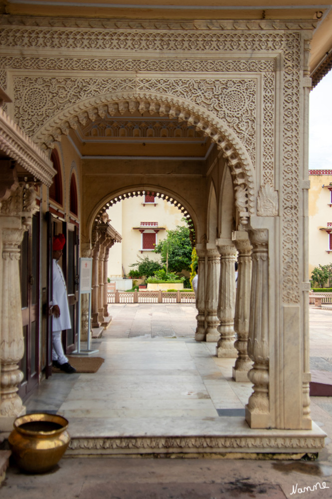 Jaipur Stadtpalast Mubarak Mahal
Sobald du durch das Haupttor eintrittst, siehst du Mubarak Mahal direkt vor dir. Es ist ein atemberaubender Palastkomplex, der symmetrisch mit einer Verschmelzung von Rajput, Mughal und europäischer Architektur erbaut wurde. Im Inneren befindet sich ein Museum (Fotografieren ist nicht erlaubt) mit einer schönen Sammlung alter Münzen, Textilien, Waffen und anderer Artefakte der königlichen Familie von Jaipur. lt. travelsicht
Schlüsselwörter: 2024