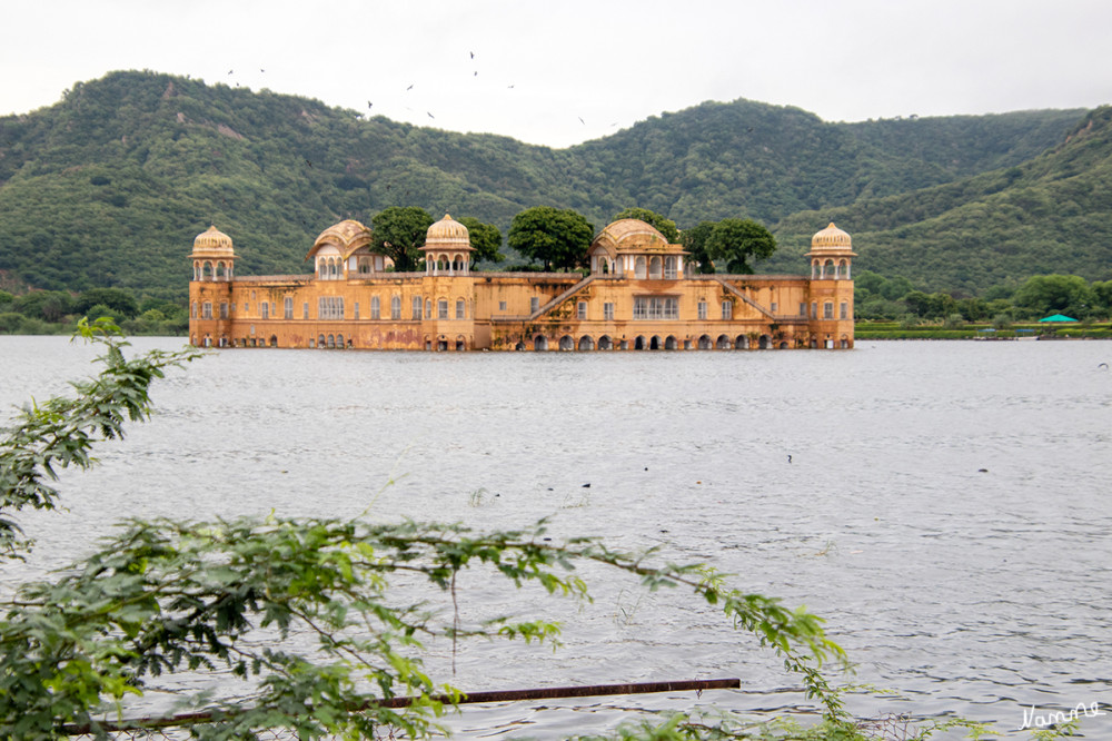 Jaipur - Wasserpalast Jal Mahal
Der quadratische, bei Trockenperioden inmitten des maximal nur etwa 4,50 m tiefen Sees erbaute Jal Mahal („Wasserpalast“) entstand erst um das Jahr 1750 auf Betreiben des nunmehr in Jaipur residierenden Maharaja Madho Singh I. (reg. 1750–1768); er diente vorwiegend als „Jagdschloss“ anlässlich der alljährlich stattfindenden Entenjagden. Gegen Ende des 18. Jahrhunderts wurde er von seinem Sohn vergrößert und verschönert. Sein Untergeschoss war wegen des wechselnden Wasserstands niemals nutzbar; der Zugang erfolgte über eine Treppe an der Außenwand.  lt. Wikipedia
Schlüsselwörter: 2024