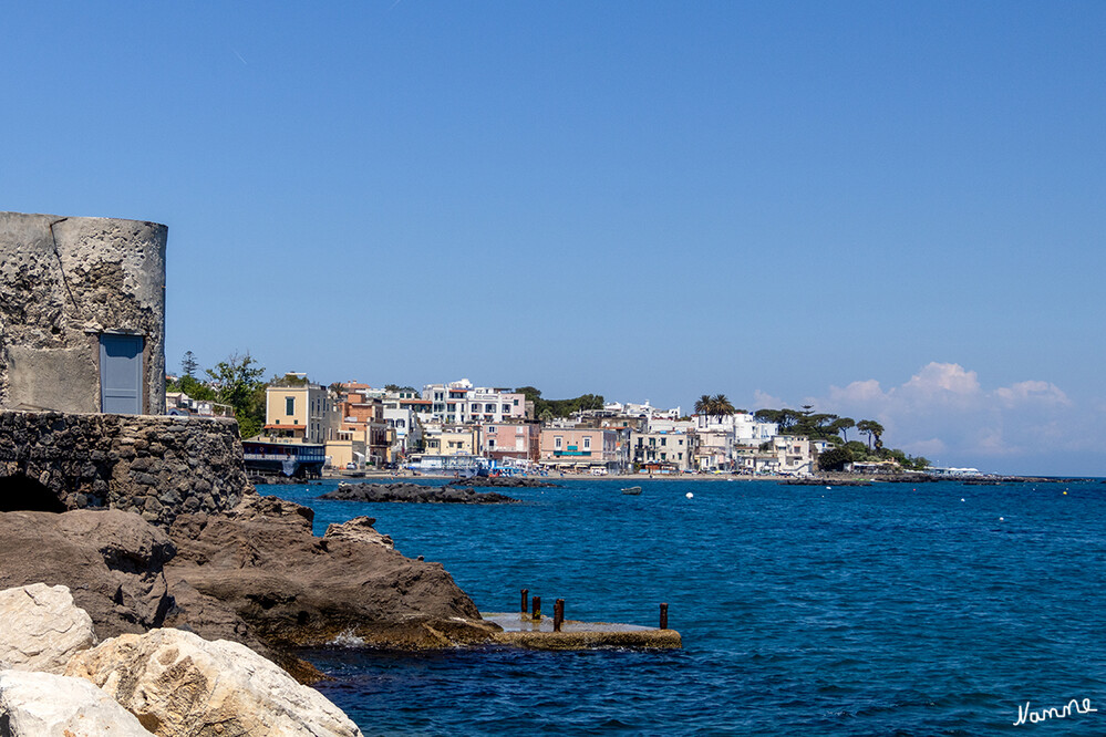 Blick auf Ponte
Die Doppelgemeinde Ischia Porto Ponte im Nordosten der Insel besteht aus Porto (Hafen) und der Altstadt Ponte (Brücke). laut ischiatipps
Schlüsselwörter: Italien; 2024