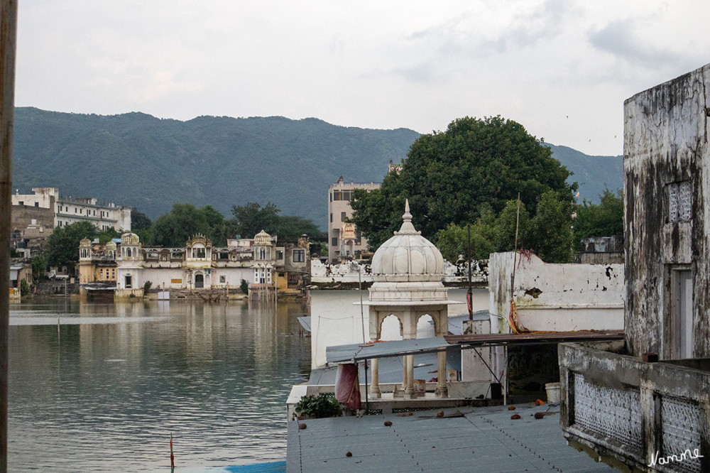 Pushkar Blick auf den See
Der Pushkar-See in Indien gilt als einer der zehn heiligsten Orte für Hindus auf der ganzen Welt. Der Legende nach wurde der See von dem Gott Brahma persönlich erschaffen. Jedes Jahr im Herbst pilgern daher Massen von Gläubigen zu dem Gewässer. Denn es soll eine ganz bestimmte Kraft besitzen. lt.travelbook
Schlüsselwörter: 2024