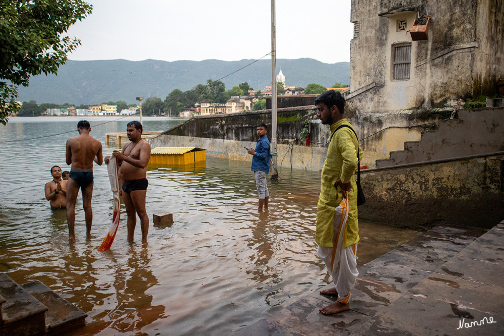 Pushkar Ghats
Der Pushkarsee mit seinen Ghats und umliegenden Tempeln gilt vielen Indern als heilig. Hierhin pilgern alljährlich viele gläubige Hindus um sich reinzuwaschen und um Gesundheit für ihre Familien zu bitten, wobei ihnen die in Pushkar ansässigen Brahmanen gegen eine kleine Spende behilflich sind. lt. Wikipedia
Schlüsselwörter: 2024