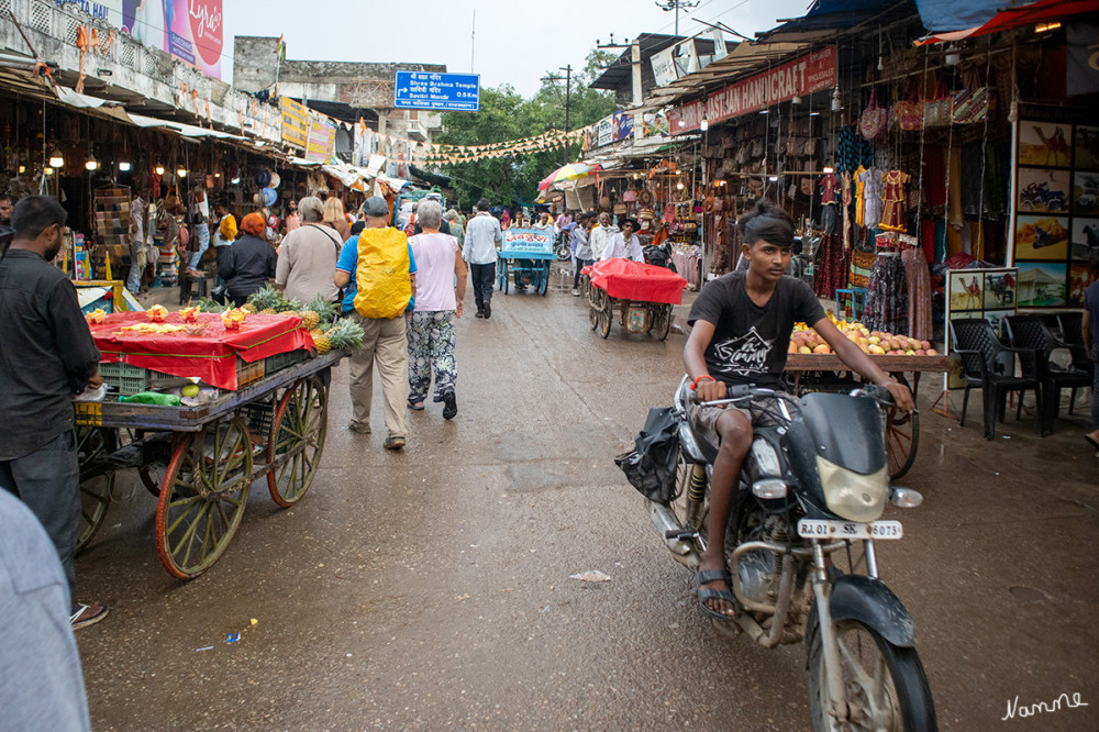 Pushkar 
Nach einem Rundgang über den Markt besichtigten wir den bekannten Brahma-Tempel. Leider war fotografieren nicht erlaubt.
Der heutige Brahma-Tempel stammt angeblich aus dem 14. Jahrhundert.
Schlüsselwörter: 2024