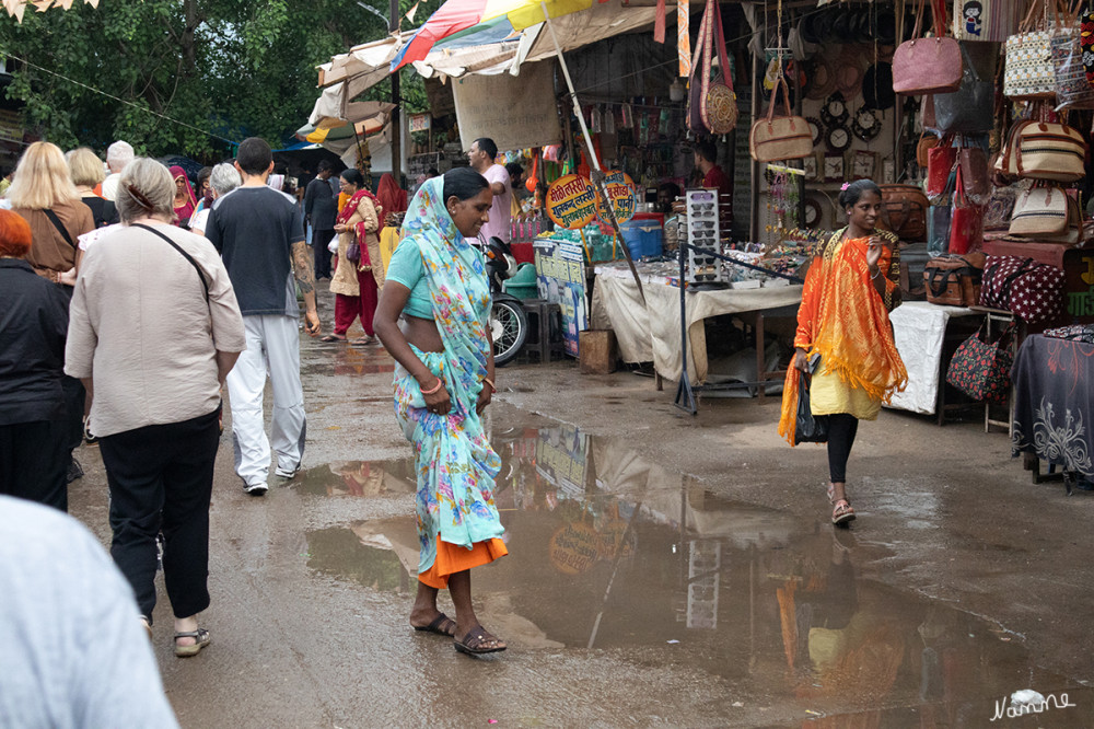 Pushkar
Die Bevölkerung besteht fast ausnahmslos aus Hindus. Wie bei Volkszählungen im Norden Indiens üblich, liegt der männliche Bevölkerungsanteil etwa 15 % höher als der weibliche. Lebten die Bewohner des Orts früher hauptsächlich von den viehzüchtenden Nomaden und vorbeiziehenden Kamelkarawanen, so spielt heutzutage der Tourismus die größte Rolle. Während des Kamelmarkts im November wird eine Zeltstadt für ca. 10.000 Besucher eingerichtet. lt. Wikipedia
Schlüsselwörter: 2024