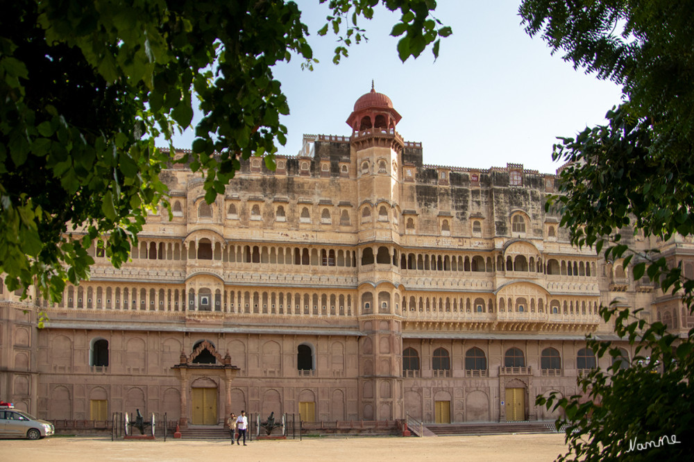 Bikaner Junagarth Fort
1594 wurde das imposante Bauwerk fertiggestellt, es zählt zu den wenigen Festungen in Rajasthan, welche nicht auf einem Berg oder Hügel errichtet wurden. Um den Junagarh Fort herum hat sich die moderne Stadt Bikaner entwickelt. lt.rundreisen
Schlüsselwörter: 2024